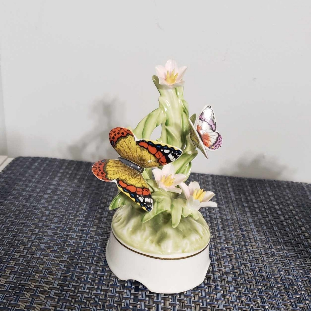 Enesco Maruri Masterpiece Butterfly Musical figurene
